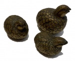 Lote contendo 3 esculturas de aves de bronze, medindo 10 cm a maior e 6 cm a menor.