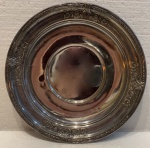 Travessa oval em metal espessurado a prata, medindo: 28 cm diâmetro.