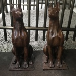 Maravilhoso e perfeito Par de cachorros Doberman em ferro fundido, peso aprox. 50 quilos cada, medindo: 87 cm alt. (FRANCE 1802)