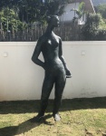 SONIA EBLING - Espetacular e gigante escultura em bronze patinado, representando Mulher gigante, medindo: aproximadamente 2,40 m alt. assinada no pé (CONSULTAR A RETIRADA APÓS O ARREMATE)