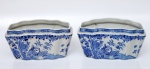 Par de cachepots em porcelana chinesa azul e branca. Medindo 30,5 cm de comprimento  e 15 cm de altura.