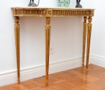 Console Luis XV em madeira dourada encimada por mármore rajado. Altura 90 cm,  comprimento 124 cm e profundidade 38 cm.