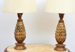 Par de decorativas luminárias de mesa - abajours  -  com formato de abacaxi. Base em madeira. Pinha em vidro pintado de ouro velho. Altura do abajour: 52 cm. Medida com a cúpula: 74 cm.