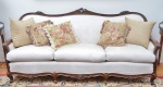 Elegante sofá, Luix XV, de três lugares, em madeira nobre. Estofado em tecido chamois na cor bege claro. Altura 97 cm, comprimento 213 cm.