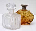 ART DECO. Dois perfumeiros de vidro: um na cor âmbar e outro na cor branca ( este com manchas na parte interna). Alturas: 12 e 14 cm.