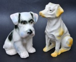 TERRIER e PIT BULL. Dois cachorros de faiança: Um na cor branco e preto e o outro Branco e amarelo. Medidas 16,5 x 10,5 cm e 12,5 x 11 cm.