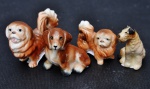 PEQUINÊS, BEAGLE, PEQUINÊS e TERRIER. Quatro cachorros em miniaturas, porcelana na cor marrom. Medida maior 4,5 x 5,5 cm.