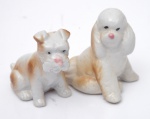 TERRIER e POODLE. Dois cachorros de porcelana na cor branco com caramelo. Medida maior 6 x 5 cm.