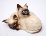 ROYAL DOULTON. GATOS SIAMESES - Grupo escultórico compondo dois gatos. Medidas 8 x 12 cm.