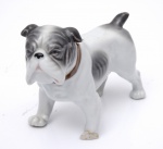 BULDOG. Cachorro de porcelana na cor branco com cinza, porcelana japonesa, medindo 9,5 x 12 cm. Pata quebrada.