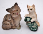 ROYAL DOULTON -  Dois gatinhos de porcelana na cor marrom e branco com mesclas. Medidas 8 x 6 cm e 7 x 5,5 cm.