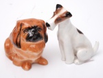 ROYAL DOULTON - PEQUINÊS e TERRIER. Dois cachorros de porcelana, sendo um na cor branca, altura 6,5 cm e o  outro na cor marrom 4,5 x 5,5 cm. Ambos marcados no fundo.