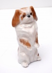 DENMARK - PEQUINÊS. Estatueta representando cachorro de porcelana nas cores branco e caramelo. Medida 9 x 14 cm.