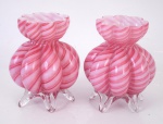 MURANO. Padrão Candy - Par de vasinhos de Murano  em fitas de cor branco e rosa com gomos e gargalo, pés na cor branco transparente. Altura 11,5 cm.