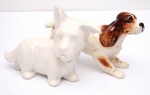 TERRIER e BEAGLE. Dois cachorros em faiança. Um na cor branco, comprimento  11 x 10. Um na cor branco e caramelo, comprimento 9 x 16 cm.