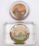 RUSE MUNIZ. Dois pesos de papel em vidro decorado com pintura a óleo sobre cartão. Ao fundo do vidro assinado Ruse Muniz.