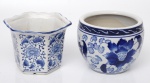 Dois cachepots de cerâmica, com decoração vegetalista, esmaltagem azul. Medidas: Alturas 11,5 e 12 cm. Diâmetro 14 e 14,5 cm.
