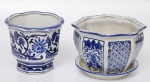 Dois cachepots de cerâmica, com decoração vegetalista, esmaltagem azul. Medidas: Altura 14 e 13,5 cm. Diâmetro 16 e 18 cm.