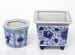 Dois cachepots de cerâmica, com decoração vegetalista, esmaltagem azul. Medidas: Altura 12 e 8,5 cm. Comprimentos 13,5 e 10 cm.