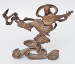 Escultura chinesa de bronze representando alegoria à música. Medindo 22 cm.
