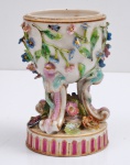 MEISSEN- Porta confeitos em porcelana policromada com flores e folhas, sem a tampa, medindo 12,5 x 7,5 cm.
