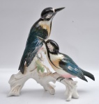 Grupo escultórico em porcelana representando  pássaro martim pescador. Marcado no fundo. Altura 30 cm.