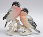 KARL ENS FINAL SÉCULO XX - Grupo escultórico representando pássaros na cor rosa, preto e branco , porcelana alemã. Marcado ao fundo. Altura 16 cm.