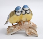Grupo escultórico de porcelana representando dois pássaros. Marcado ao fundo. Altura 8 cm.