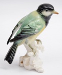 Escultura de porcelana alemã representando pássaro.  Marcado. Altura 9,5 cm.