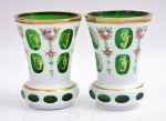 Becker- Par de copos em overlay nas cores verde e branco com flores esmaltadas. Altura 13 cm.