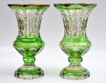Par de vasos overlay nas cores verde com dourado. Altura 22 cm, diâmetro 13 cm.