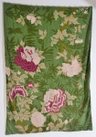 Decorativa tapeçaria de parede ornada por elementos florais sobre fundo verde. 209 x 145 cm.