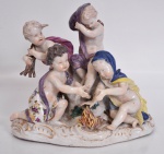 MEISSEN- Grupo escultórico de porcelana, representando quatro crianças. Altura 17 cm, comprimento 18 cm, Marcado.