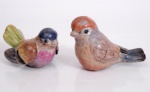 Dois pássaros de porcelana policromada.  Altura maior: 6,5 cm.