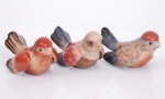 Três passarinhos em porcelana policromada. Comprimento 6,5 cm, altura 4 cm.