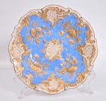 MEISSEN SÉCULO XX - Prato raso de porcelana alemã nas cores branco, azul e dourado em alto relevo. Diâmetro 22 cm.