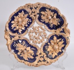 MEISSEN SÉCULO XX - Prato de porcelana alemã na cor azul da Prússia, alto relevo. Diâmetro 23 cm.