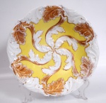 MEISSEN SÉCULO XX - Fruteira redonda em porcelana decorada com folhas em fundo amarelo. Douração em alto relevo. Diâmetro 27 cm.