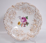 MEISSEN SÉCULO XX - Fruteira de porcelana com fundo branco, relevo filetado á ouro e ao centro com a decoração esmaltada.