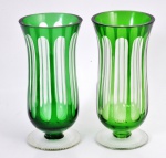 Par de vasos em cristal overlay nas cores verde e branco. Altura 24 cm, diâmetro 11,5 cm.