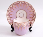 Xícara com pires para chá, porcelana, nas cores rosa e dourado.
