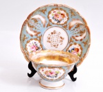 Pires com bowl para chá, porcelana, decoração com rosas, fundo azul, bordas dourada.
