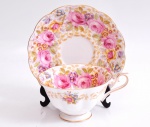 ROYAL ALBERT - Xícara com pires para chá, porcelana com fundo branco, decoração de rosa. Marcado no fundo BONE CHINE ENGLAND.