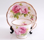 ROYAL ALBERT - Xícara com pires, porcelana inglesa,  com fundo branco, decoração com rosas. Marcado no fundo.