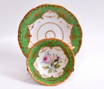 Xícara com pires, porcelana nas cores verde, branco e dourado. Com decoração de uma rosa dentro da xícara.