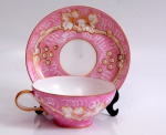 Xícara com pires para chá, porcelana rosa com dourado. Marcado no fundo J.P.L.