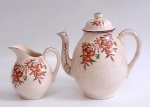 Duas peças de faiança: bule e cremeira na cor bege, decoração floral (craquelada). Medida maior 18 cm. Made in Japan.