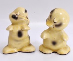 Duas peças de porcelana: saleiro e pimenteiro em forma de patinho na cor amarela. Altura 9,5 cm.