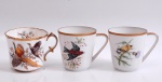 Três xícaras de porcelana com decoração de pássaros. Marcado no fundo.