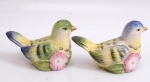 Saleiro e pimenteiro de faiança policromada, representando pássaros, 6 x 10 cm.